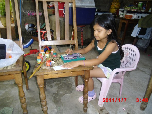 FOTOS DONDE ESTOY PINTANDO EN EL PATIO DE LA CASA Y LA COCINA.-