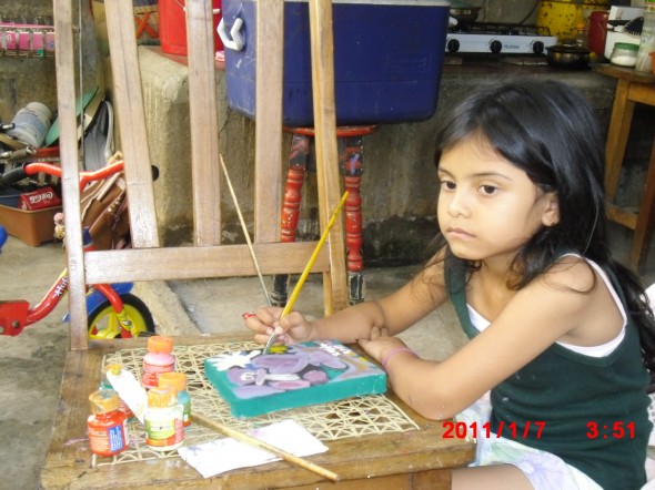 FOTOS DONDE ESTOY PINTANDO EN EL PATIO DE LA CASA Y LA COCINA.-