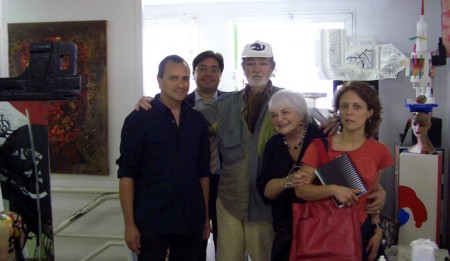 PILARIN BAYES VISITA EL ESTUDIO DE JOSEP PUIGMARTI EN SITGES