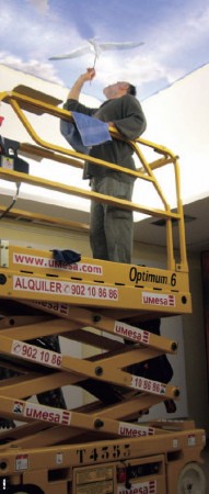 RICARDO MORAGA PINTA UN FRESCO EN HOTEL ESTELA BARCELONA USANDO UNA RAMPA ELEVADORA DE UMESA