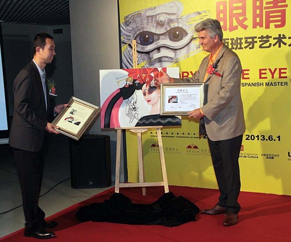 Pekin: Puigmarti Hace Donación de una Pintura al China Millennium Monument Museum
