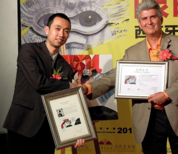 Pekin: Puigmarti Hace Donación de una Pintura al China Millennium Monument Museum