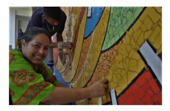 La Mujer que con Acupuntura Urbana viste de Colores el Caribe Colombiano. By: Liliana Vanegas